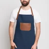 hombre con pechera parrillera diseñada por mundo del delantal en chile pechera de mezclilla con cuero