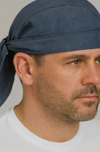 gorro de cocina modelo pirata amarrado atras de mezclilla azul claro en un hombre lucuendo el modelo de gorro fabricado por mundo del delantal