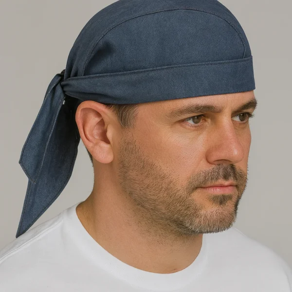 gorro de cocina modelo pirata amarrado atras de mezclilla azul claro en un hombre lucuendo el modelo de gorro fabricado por mundo del delantal
