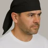 gorro de cocina de mezclilla negra en un cocinero luciendo el gorro con amarras