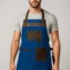 hombre con delantal de cocina original azul rey con aplicaciones de cuero modelo de mundo del delantal fabaricacion chilena