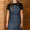 mujer con delantal de mezclilla original y moderno para gastronomia