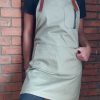 pechera beige, delantal beige