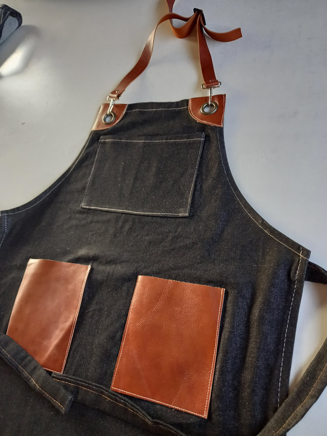 Pechera Mezclilla con Bolsillos de Cuero cafe