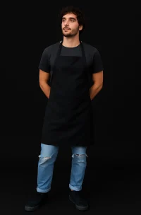 delantal negro hombre joven