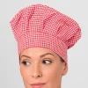 gorro de cocina original mujer luciendo gorro de cocina de tela de cuadros blancos y rojos