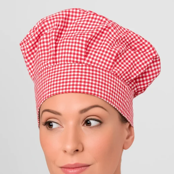 gorro de cocina original mujer luciendo gorro de cocina de tela de cuadros blancos y rojos