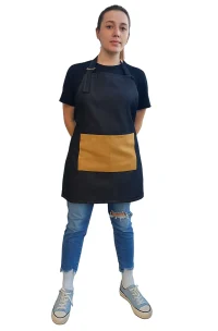 Mujer usando delantal de mezclilla con bolsillo camel, diseño original de Mundo del Delantal, ideal para empresas, cafeterías y negocios que buscan proyectar estilo y profesionalismo.