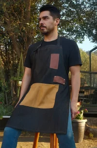 Delantal urbano de mezclilla con cuerina para mujer, ideal para cafeterías modernas, con diseño funcional y personalizable