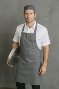 Hombre con bandeja usando delantal gris de gabardina, ideal para eventos y gastronomia