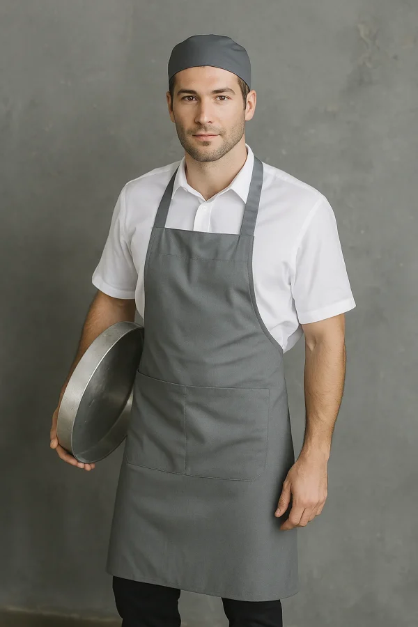 Hombre con bandeja usando delantal gris de gabardina, ideal para eventos y gastronomia