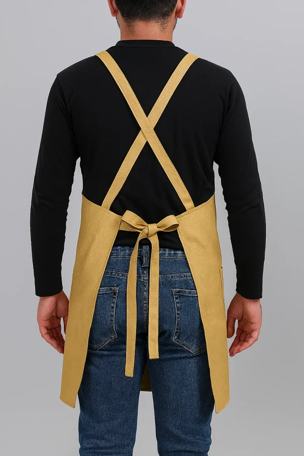 delantal amarillo de cuerina esapalda con tirantes cruzados modelo hombre