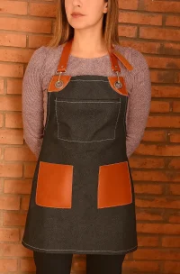 Mujer con delantal de cocina de mezclilla con cuero mezclilla negra cuero cafe