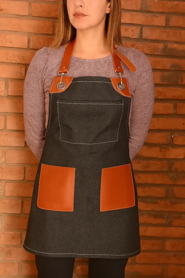Mujer con delantal de cocina de mezclilla con cuero mezclilla negra cuero cafe