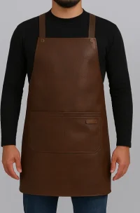 hombre con delantal cuerina cafe