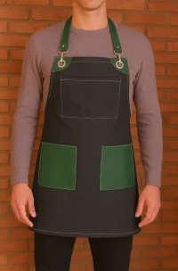Pechera parrillera de mezclilla con detalles en cuero sintético, ideal para asadores, foodtrucks y cocina profesional. Diseño robusto y funcional