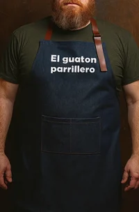 Delantal parrillero personalizado de mezclilla azul con tirantes de cuero para asados en Chile - Mundo del Delantal