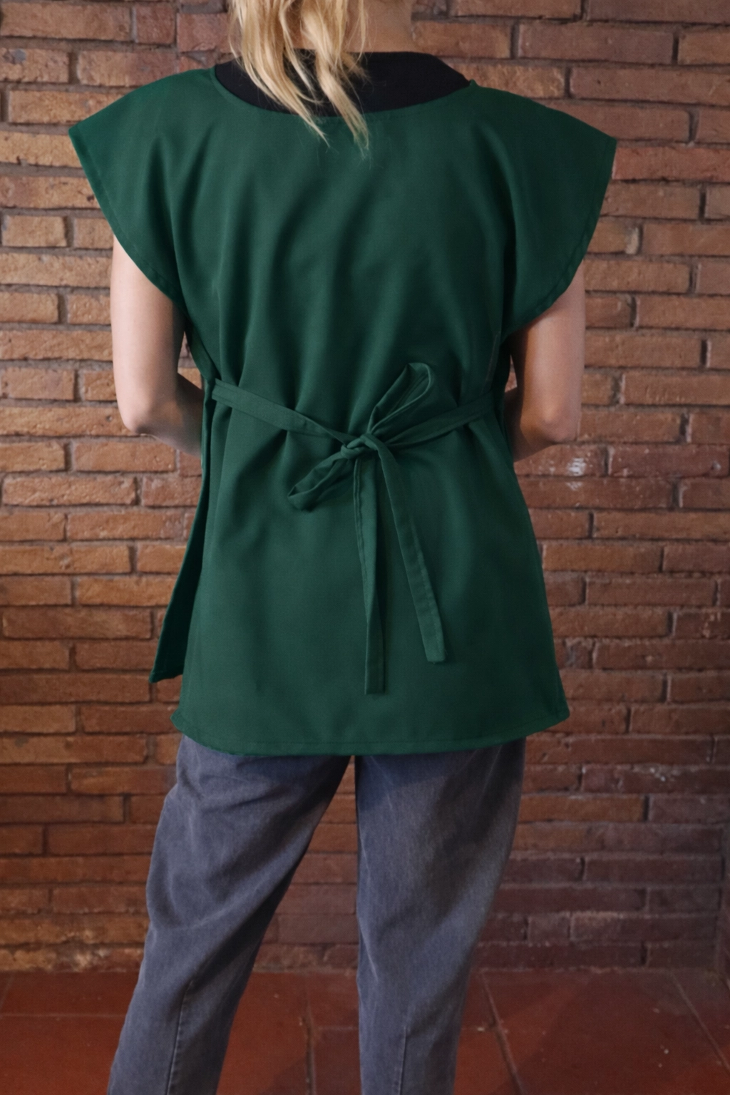 delantal-verde-oscuro-espalda delantal peto amarras