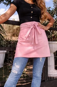 mandil de cocina rosado con bolsillo y tirantes largos de mundo del delantal