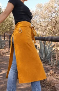 mandil largo para gastronomía color curry o mostaza tostado linea moderna de mandiles y elegante de mundo del delantal