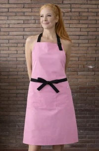 delantal color rosa con tirante largo en la cintura negro y tirante de cuello negro fabricado por mundo del delantal