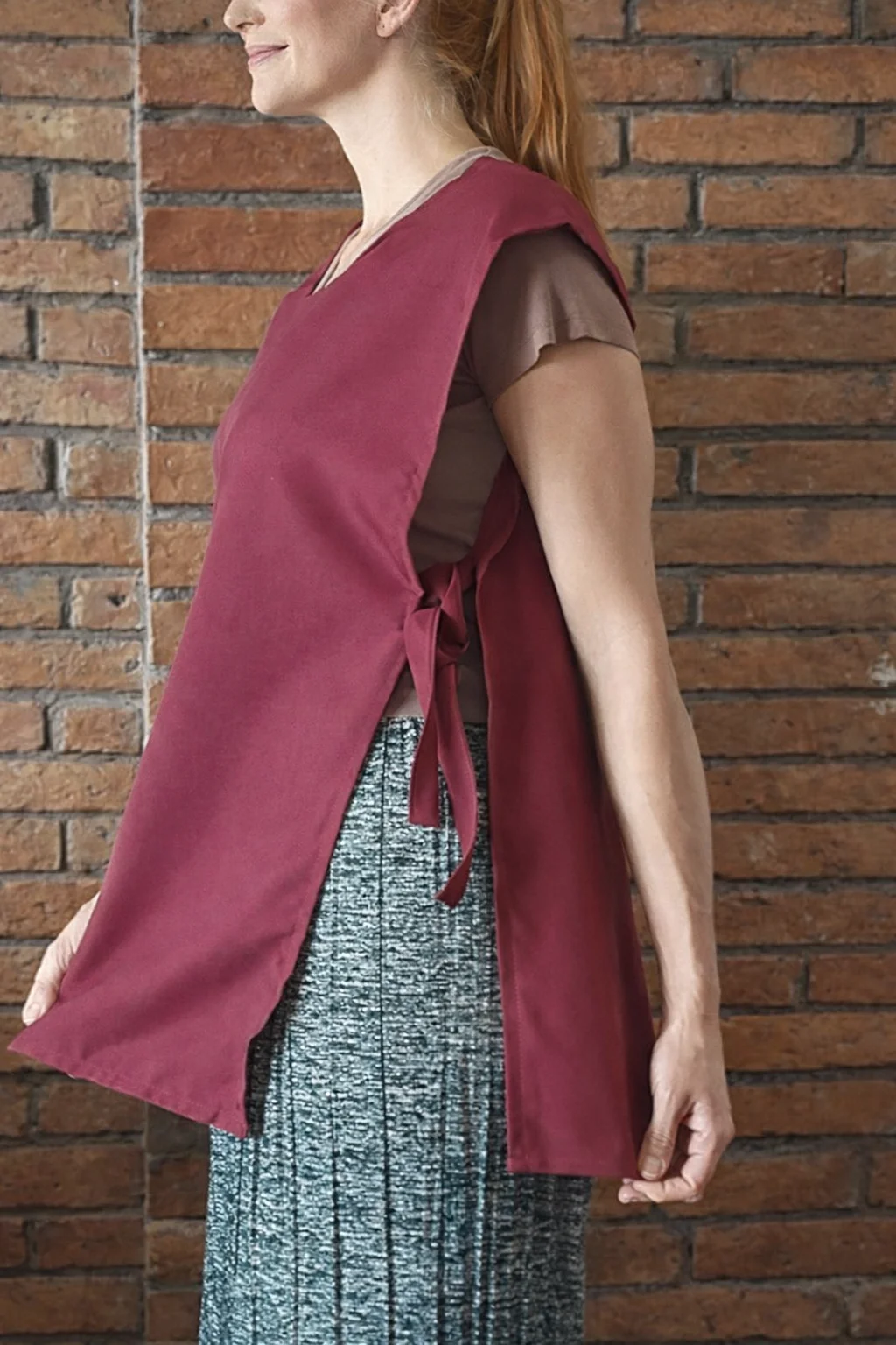 delantal-sin-mangas-hoteleria-aseo- delantal sin manga ajuste amarras a los lados para diversos trabajos hoteleria,aseo,voluntariado