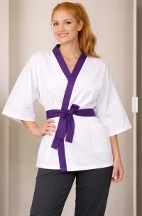 kiomono blanco con morado ,uniforme para clinicas esteticas y spa