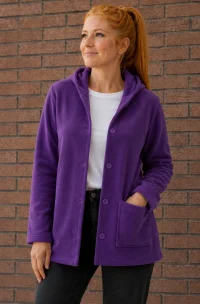 chaqueta polar con capucha color morado de mundo del delantal
