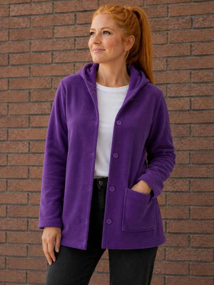 Chaqueta de polar con capucha y botones morada para empresas, aulas y equipos de trabajo — Mundo del Delantal