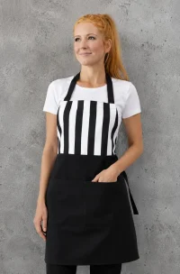 Mujer con delantal barista a rayas negro y blanco con peto de lona y falda de gabardina