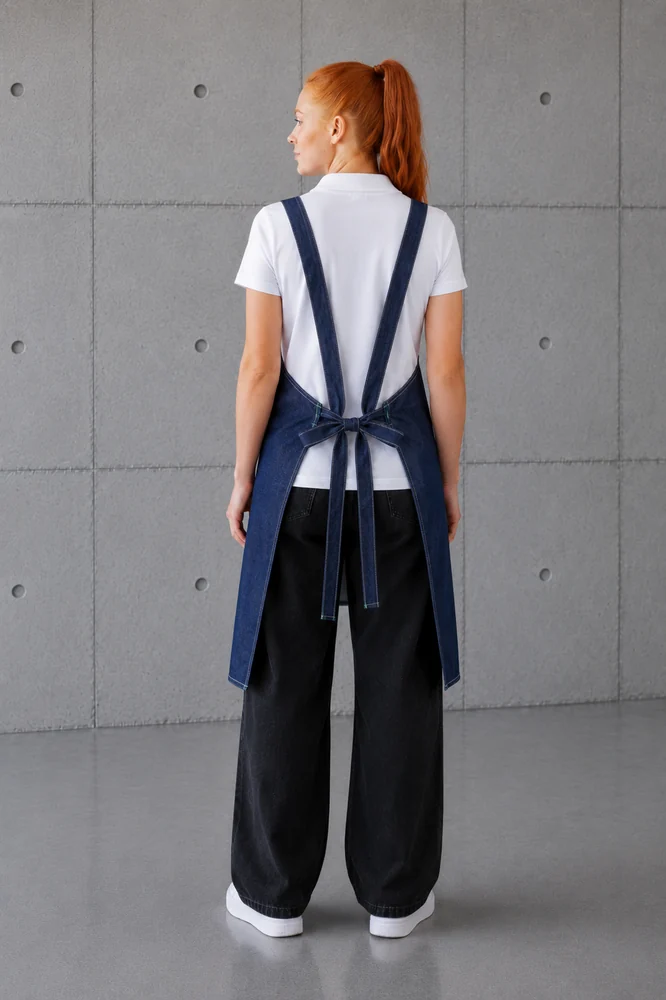 Delantal peto café con vivo naranjo en bolsillos — Mundo del Delantal