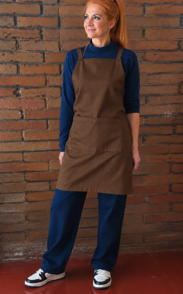 Delantal cruzado en la espalda color cafe de gabardina para restaurante y uniforme gastronómico